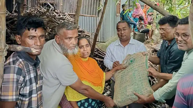 কাজিপুরে আগুনে পুড়ে ও বজ্রপাতে ৩ গবাদি পশুর মৃত্যু, গৃহবধূ গুরুতর আহত কাজিপুরে আগুনে পুড়ে ও বজ্রপাতে ৩ গবাদি পশুর মৃত্যু, গৃহবধূ গুরুতর আহত